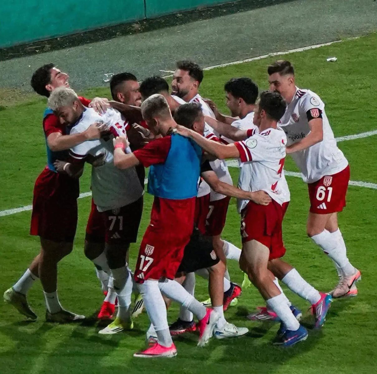 Gemlik'te Ayvalıkgücü Belediyespor maçının heyecanını yakından takip edin. En güncel