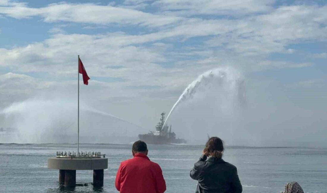Gemlik’te Cumhuriyet Bayramı, denizde düzenlenen gösteriler ve coşkulu kutlamalarla kutlandı.