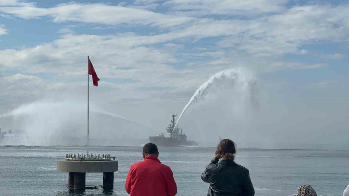 Gemlik’te Cumhuriyet Bayramı, denizde düzenlenen gösteriler ve coşkulu kutlamalarla kutlandı.