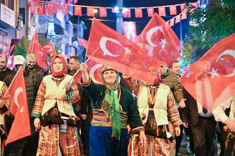 Gemlik’te Cumhuriyet Coşkusu Meydanlara Taştı