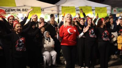 Gemlik’te Cumhuriyet Bayramı, meydanlarda düzenlenen tören ve etkinliklerle coşkuyla kutlandı;