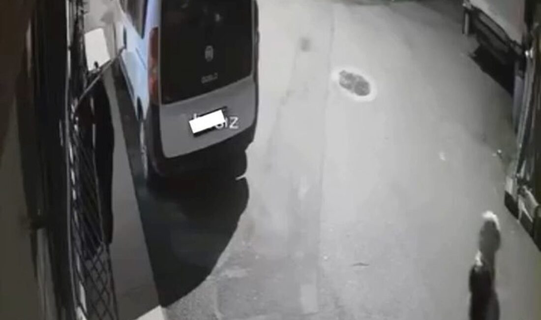 Gürsu’da bir kişi, pencerede asılı kıyafetleri inceleyerek dikkat çekti. Olayın