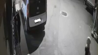 Gürsu’da bir kişi, pencerede asılı kıyafetleri inceleyerek dikkat çekti. Olayın