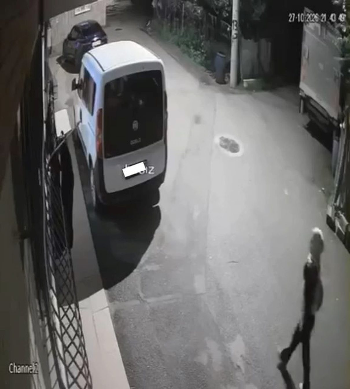 Gürsu’da bir kişi, pencerede asılı kıyafetleri inceleyerek dikkat çekti. Olayın