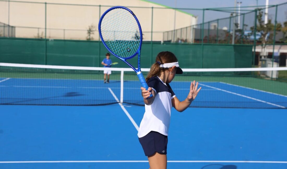 Hüdavendigar’da düzenlenen Cumhuriyet Tenis Turnuvası, sporcuları ve tenis tutkunlarını bir