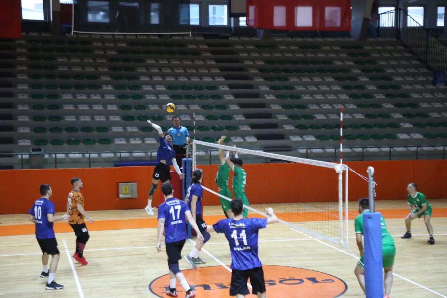 İnegöl Belediyespor Voleybol Takımı, saha gücünü artırmak için çalışmalarını sürdürüyor.