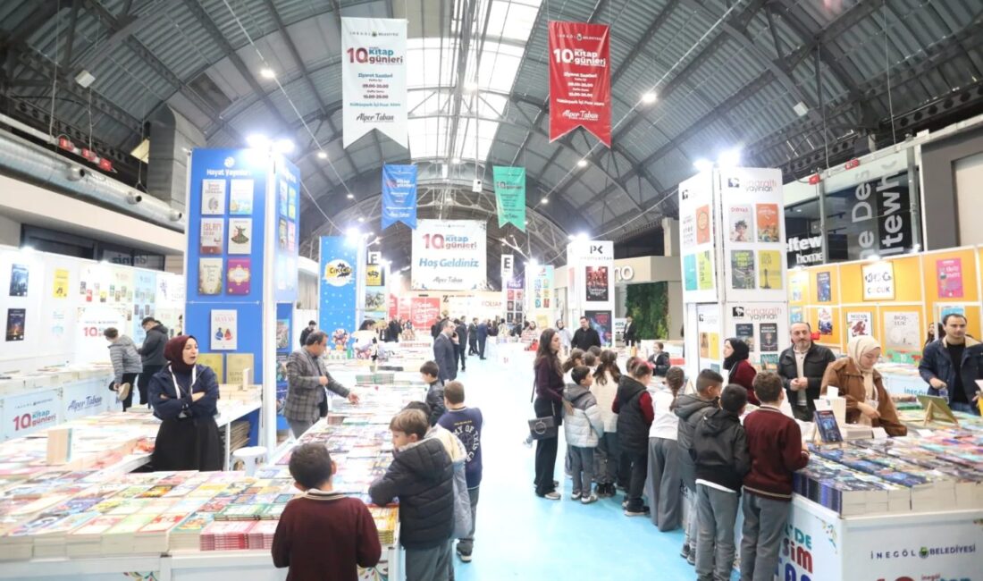 İnegöl Kitap Günleri, 10’uncu kez kapılarını açtı. Etkinlikte kitapseverler yazarlar,