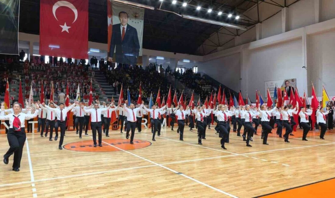 İnegöl’de 103 öğretmenin sahne aldığı folklor gösterisinde, yöresel ezgiler ve
