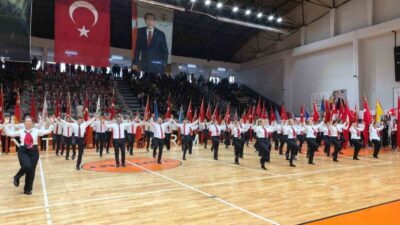 İnegöl’de 103 öğretmenin sahne aldığı folklor gösterisinde, yöresel ezgiler ve