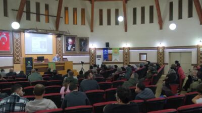 İnegöl'de gerçekleştirilen aile okulu semineri, aileler ve uzmanlar arasında bilgi