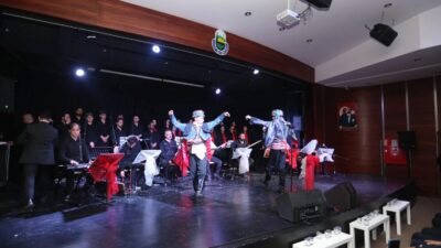 İnegöl’de Cumhuriyet Bayramı coşkusu, düzenlenen konserle kutlandı. Etkinlikte vatandaşlar bayram