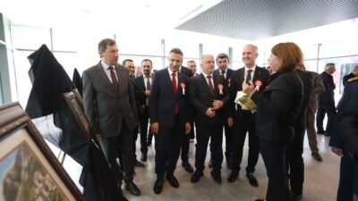 İnegöl’de açılan Cumhuriyet temalı goblen sergisi, el emeği eserlerle Cumhuriyet’in