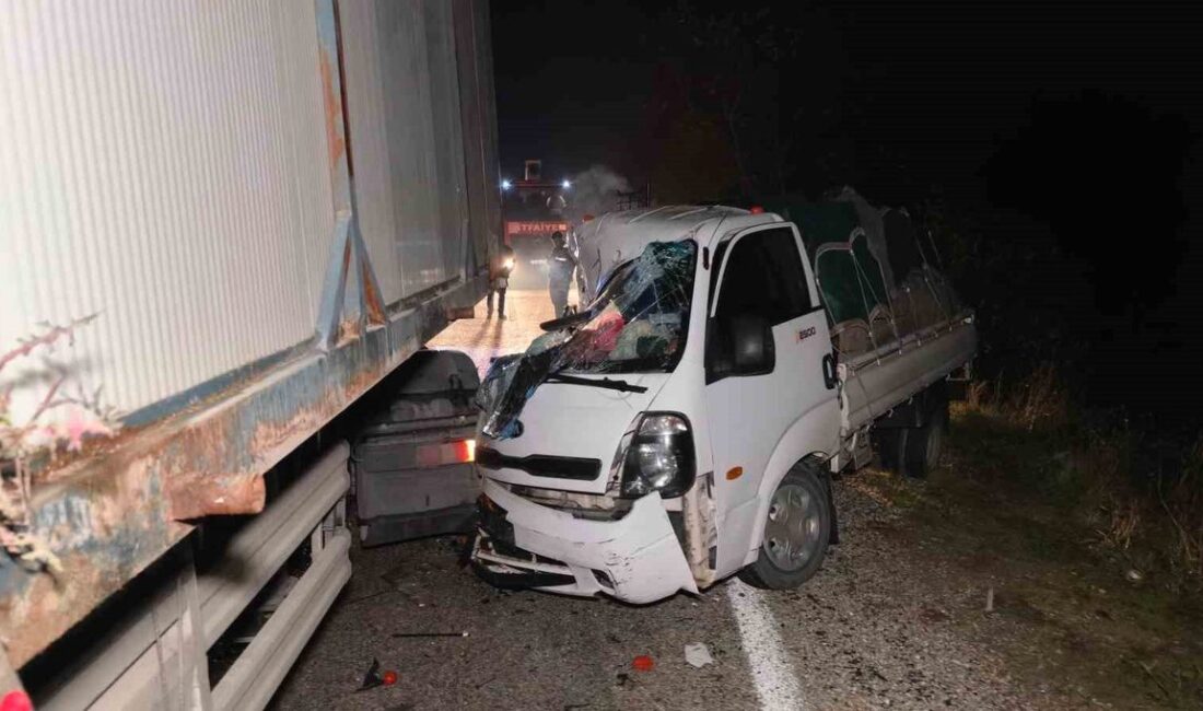 İnegöl’de kamyonet ile tırın çarpıştığı kazada 2 kişi ağır yaralandı.