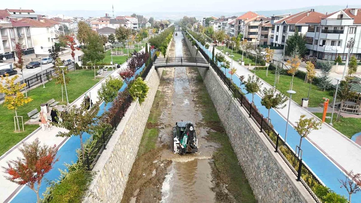 İnegöl’de Kanal İnegöl’de yürütülen temizlik çalışmasıyla çevre düzeni ve su