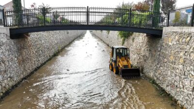 İnegöl’de Kanal İnegöl’de yürütülen temizlik çalışmasıyla çevre düzeni ve su