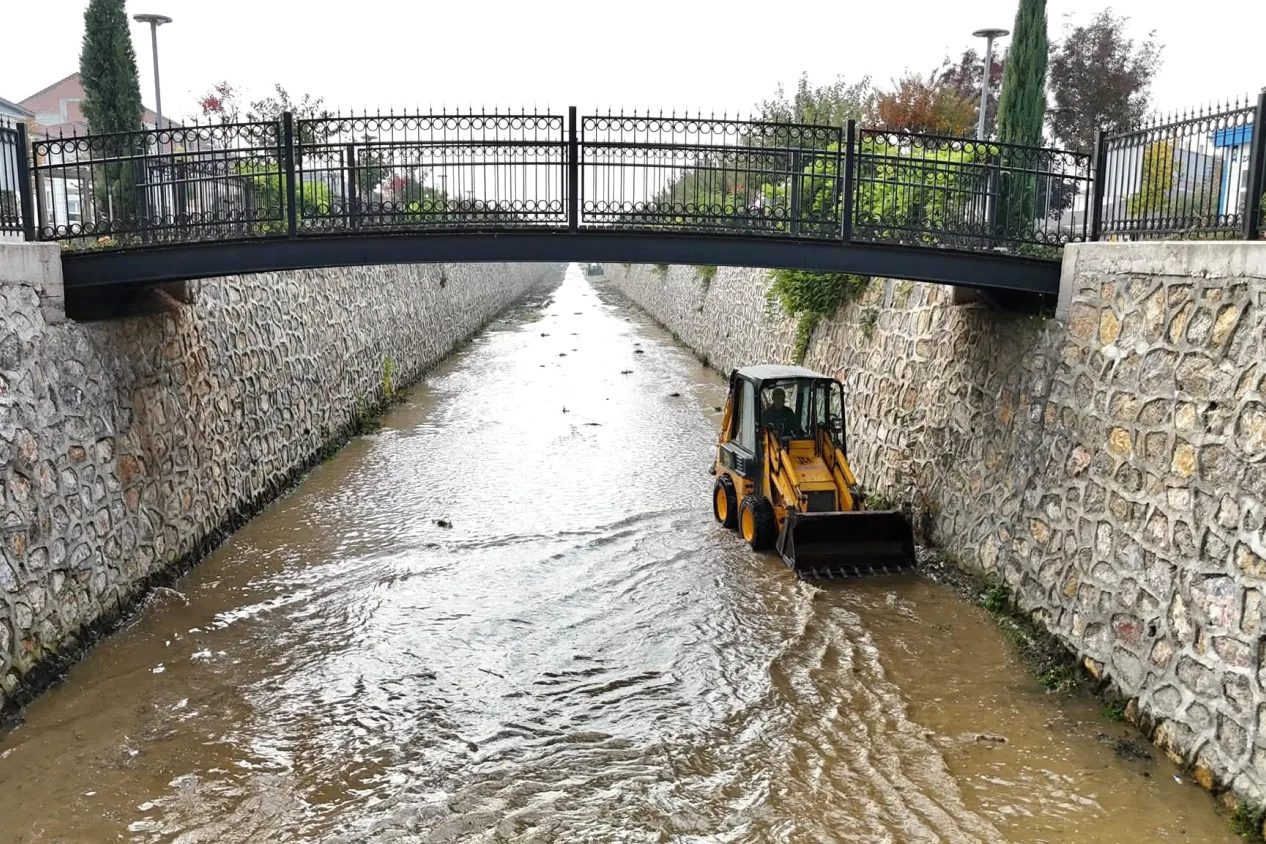İnegöl’de Kanal İnegöl’de yürütülen temizlik çalışmasıyla çevre düzeni ve su