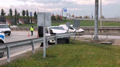 İnegöl’de kaygan yolda kontrolden çıkan otomobil bariyerlere çarptı. Kazada yaşananlar