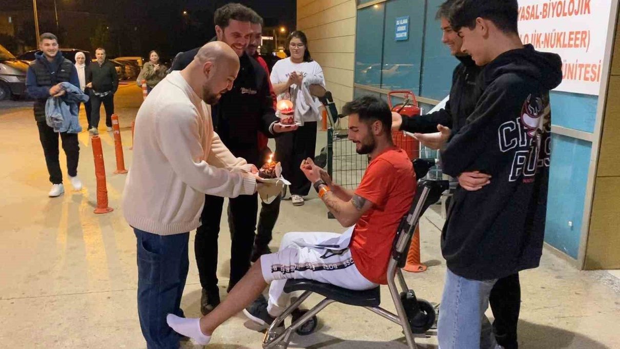 İnegöl’de kaza sonrası yaşanan doğum günü sürprizinin ayrıntılarını ve olayın