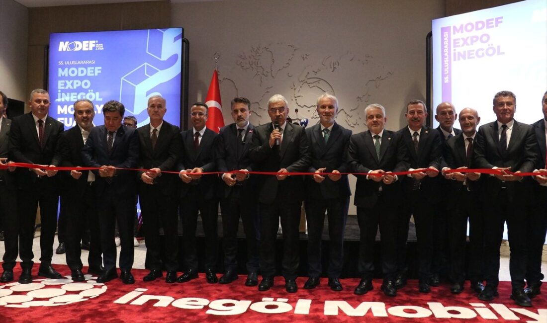 İnegöl'de düzenlenen mobilya fuarı, sektörün önde gelen firmalarını ve yeni