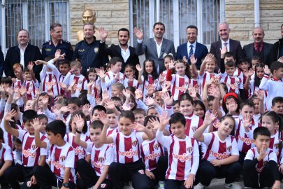 İnegöl’de Öğrencilere Forma Dağıtımı Devam Ediyor