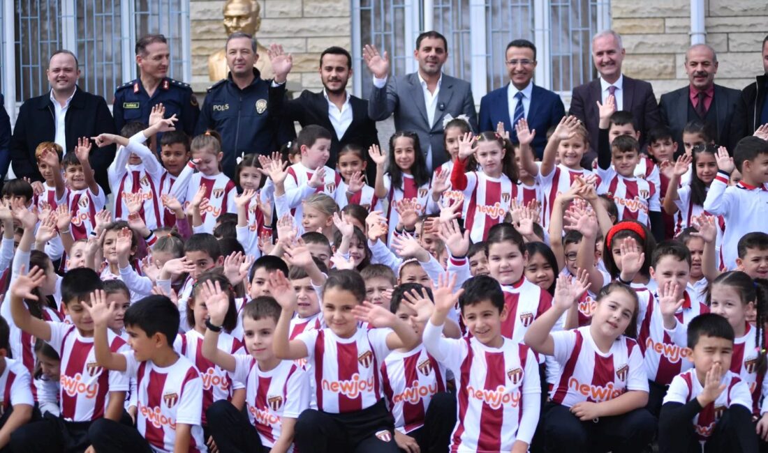 İnegöl’de öğrencilere yeni sezon futbol forması dağıtımı sürüyor. Toplum yararına