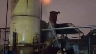 İnegöl’de orman ürünleri fabrikasında çıkan yangına ilişkin gelişmeleri, ekiplerin müdahalesini
