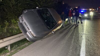 İnegöl'de otomobil bariyerlere çarptı, olayla ilgili detaylar ve güvenlik önlemleri