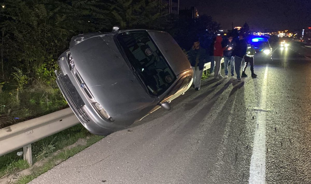 İnegöl'de otomobil bariyerlere çarptı, olayla ilgili detaylar ve güvenlik önlemleri