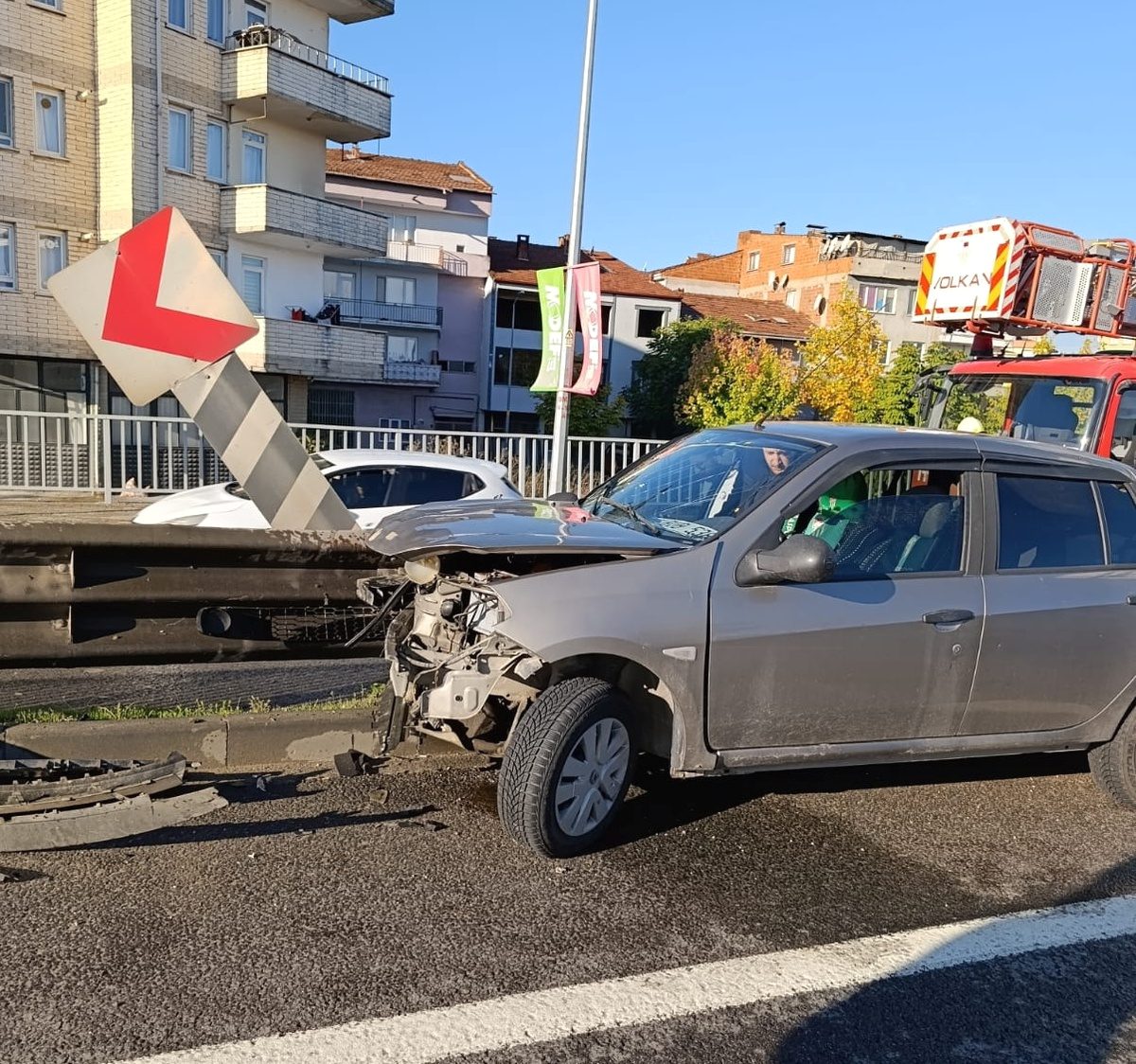 İnegöl'de otomobilin bariyerlere çarpmasıyla ilgili detaylar, kazanın nedenleri ve sonuçları