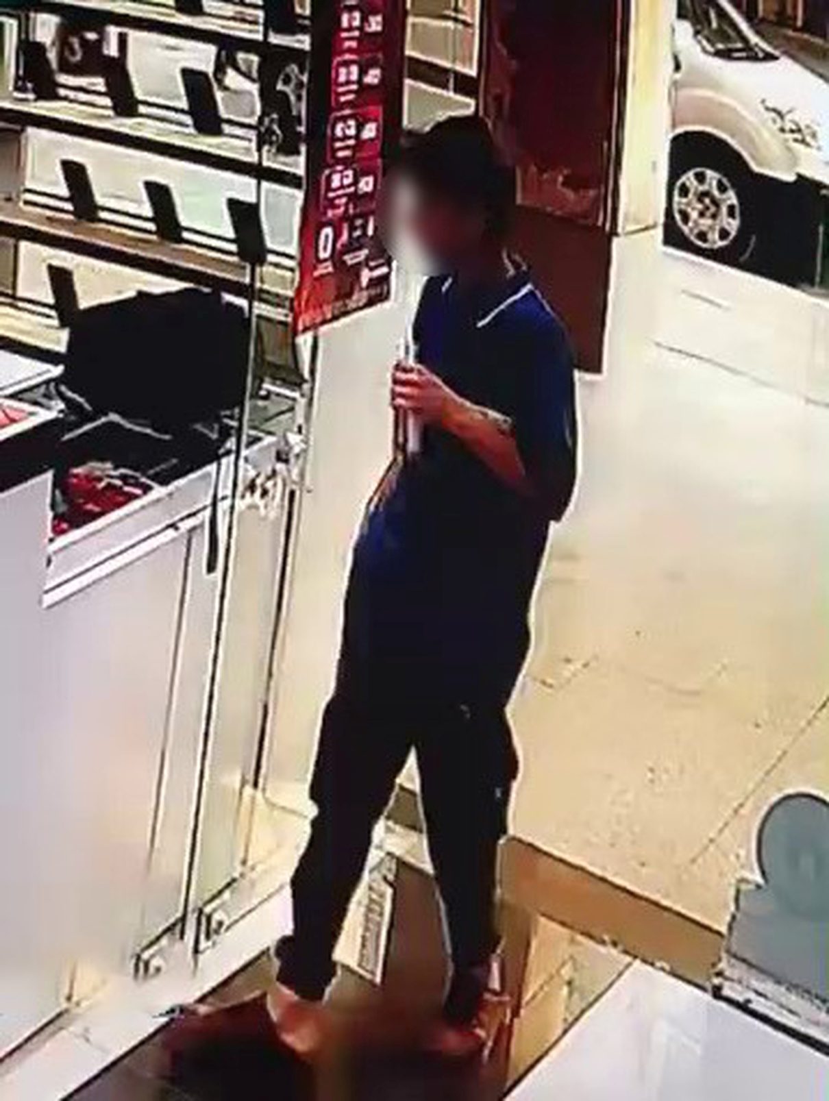 İnegöl'de telefon hırsızlığı olayları güvenlik kameralarıyla kaydedildi. Güvenlik önlemleriniz için