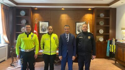 İnegöl'de trafik polisinin sergilediği örnek davranışlar, halkın güvenliği ve trafik