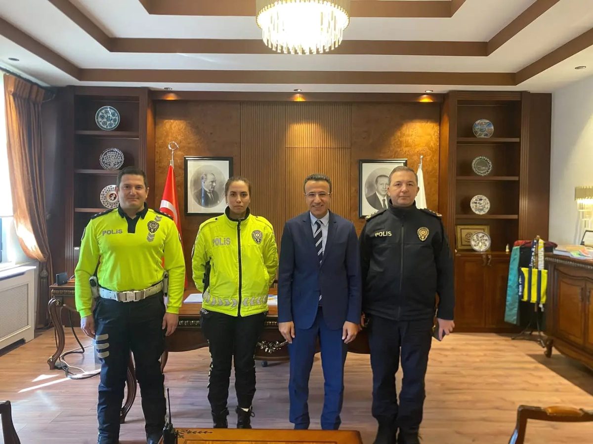İnegöl'de trafik polisinin sergilediği örnek davranışlar, halkın güvenliği ve trafik