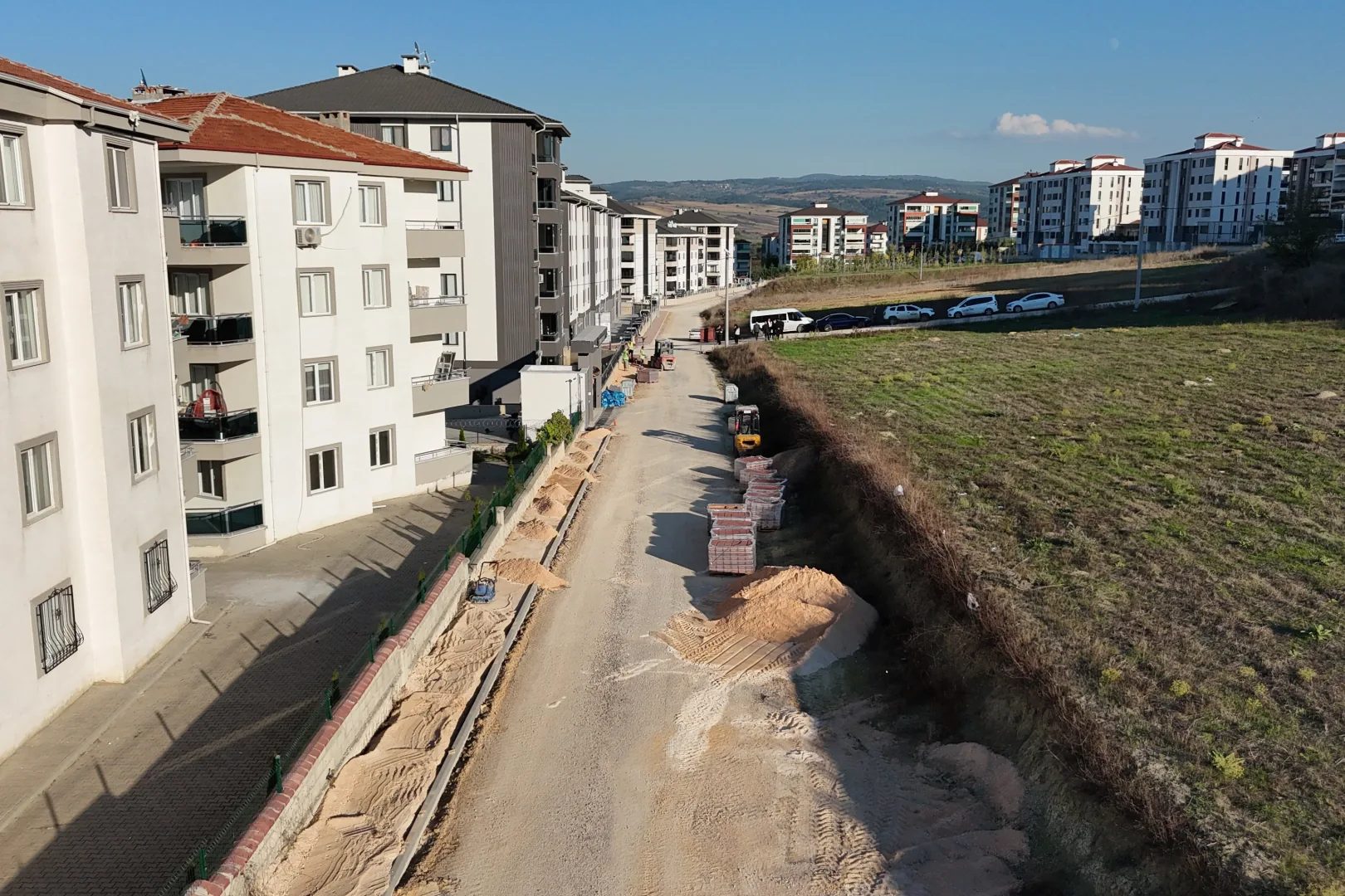 İnegöl'de yeni yollar ve kaldırımlar hizmete açıldı. Şehir ulaşımını kolaylaştırmak