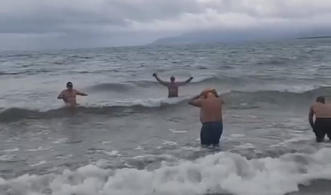 İznik Gölü kıyısında düzenlenen şaşırtıcı yüzme şöleniyle eşsiz doğa ve
