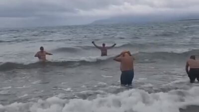 İznik Gölü kıyısında düzenlenen şaşırtıcı yüzme şöleniyle eşsiz doğa ve