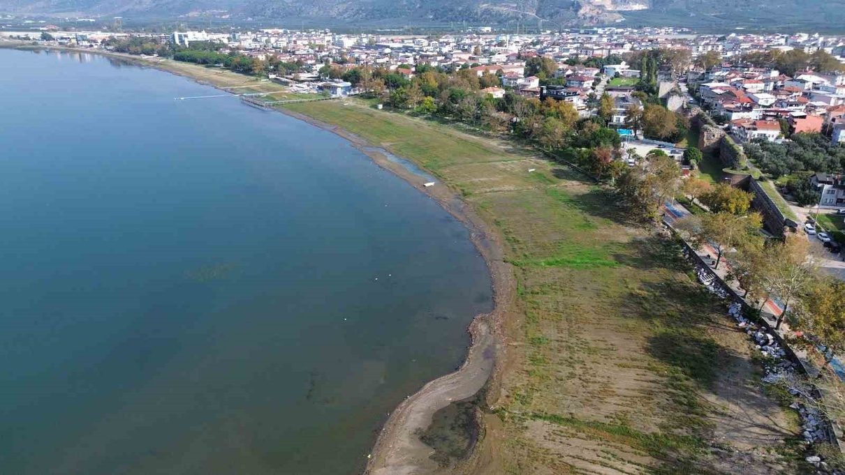 Yağışlara rağmen İznik Gölü’nde yaşanan çekilmenin nedenleri ve gölün su