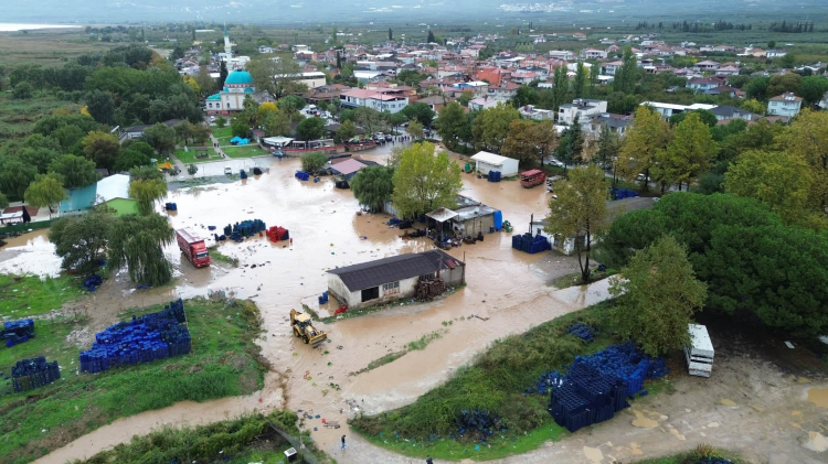 İznik’te şiddetli sağanak sel etkisi