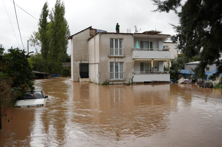 İznik’te şiddetli sağanak sel etkisi