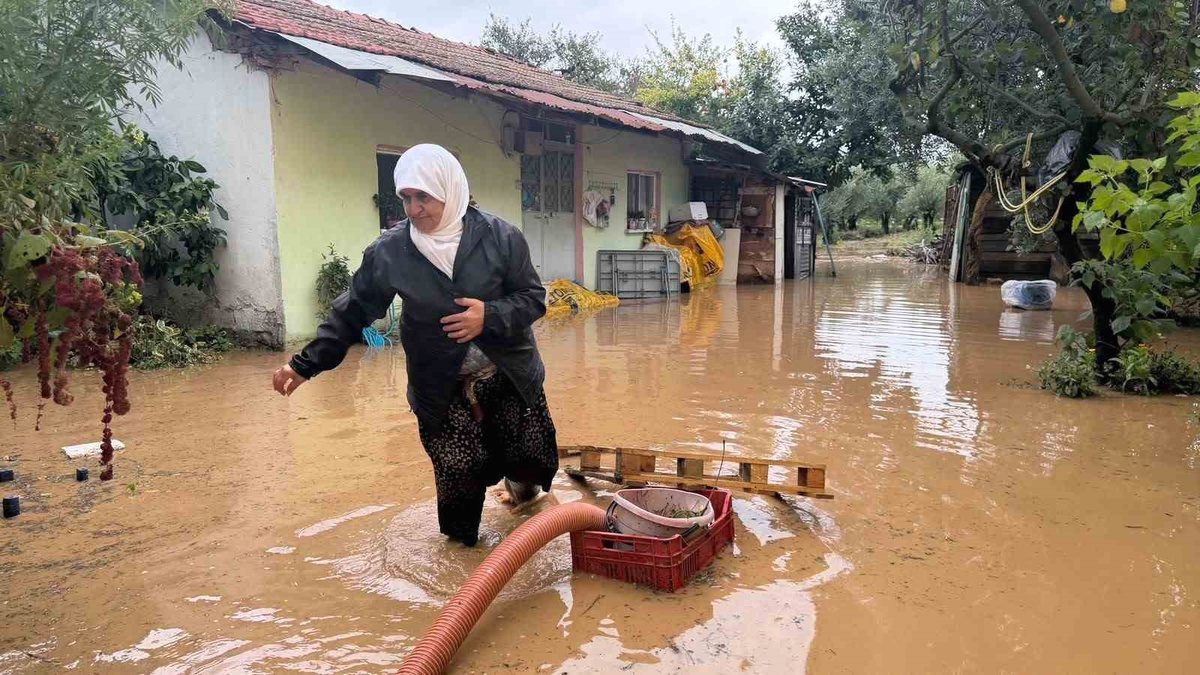 İznik'te Kara Dere'nin taşmasıyla oluşan taşkın anlarını detaylı ve resmi