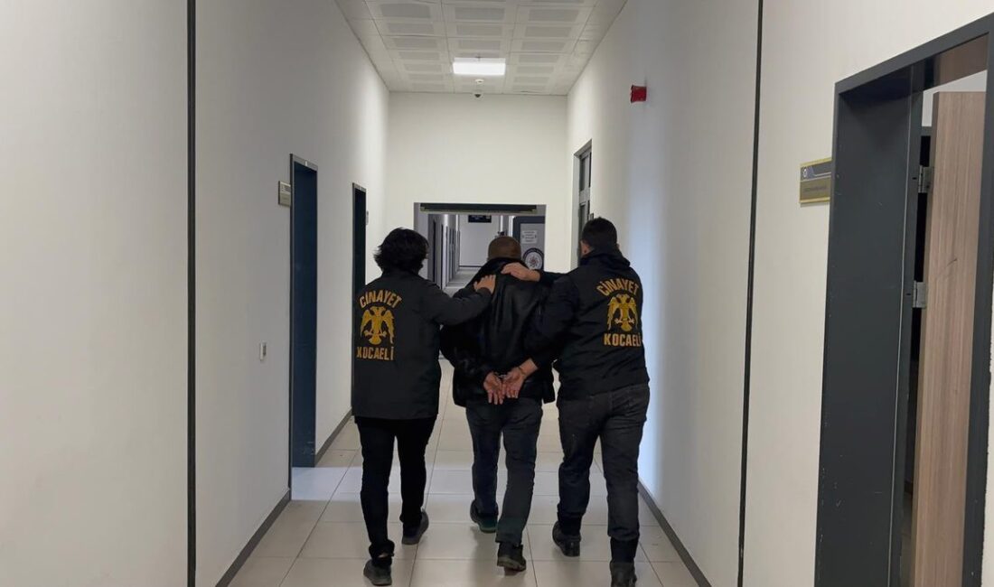 İznik’te yakalanan cinayet şüphelisi, emniyetteki işlemlerinin ardından çıkarıldığı mahkemece tutuklanarak