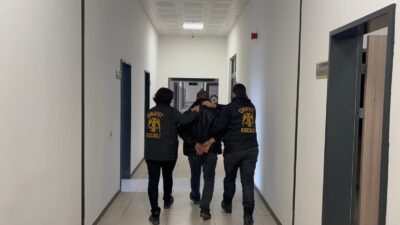 İznik’te yakalanan cinayet şüphelisi, emniyetteki işlemlerinin ardından çıkarıldığı mahkemece tutuklanarak