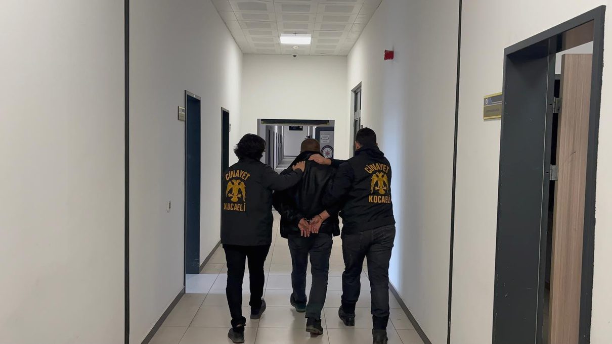 İznik’te yakalanan cinayet şüphelisi, emniyetteki işlemlerinin ardından çıkarıldığı mahkemece tutuklanarak