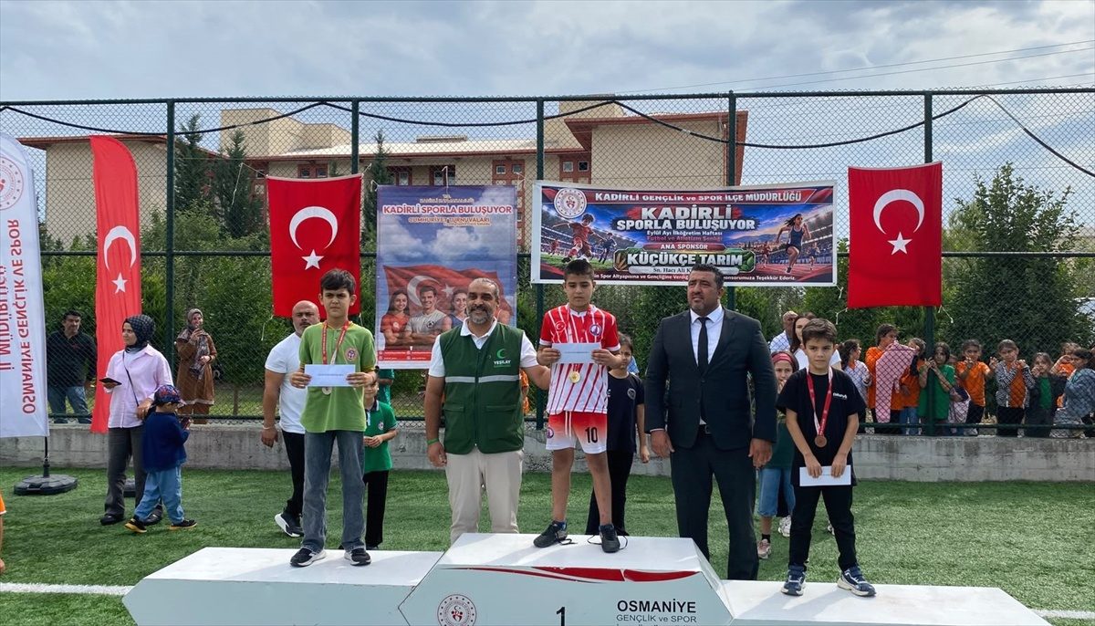 Kadirli’de okul takımlarına ödül töreni, başarıları kutlayan resmi ve anlamlı