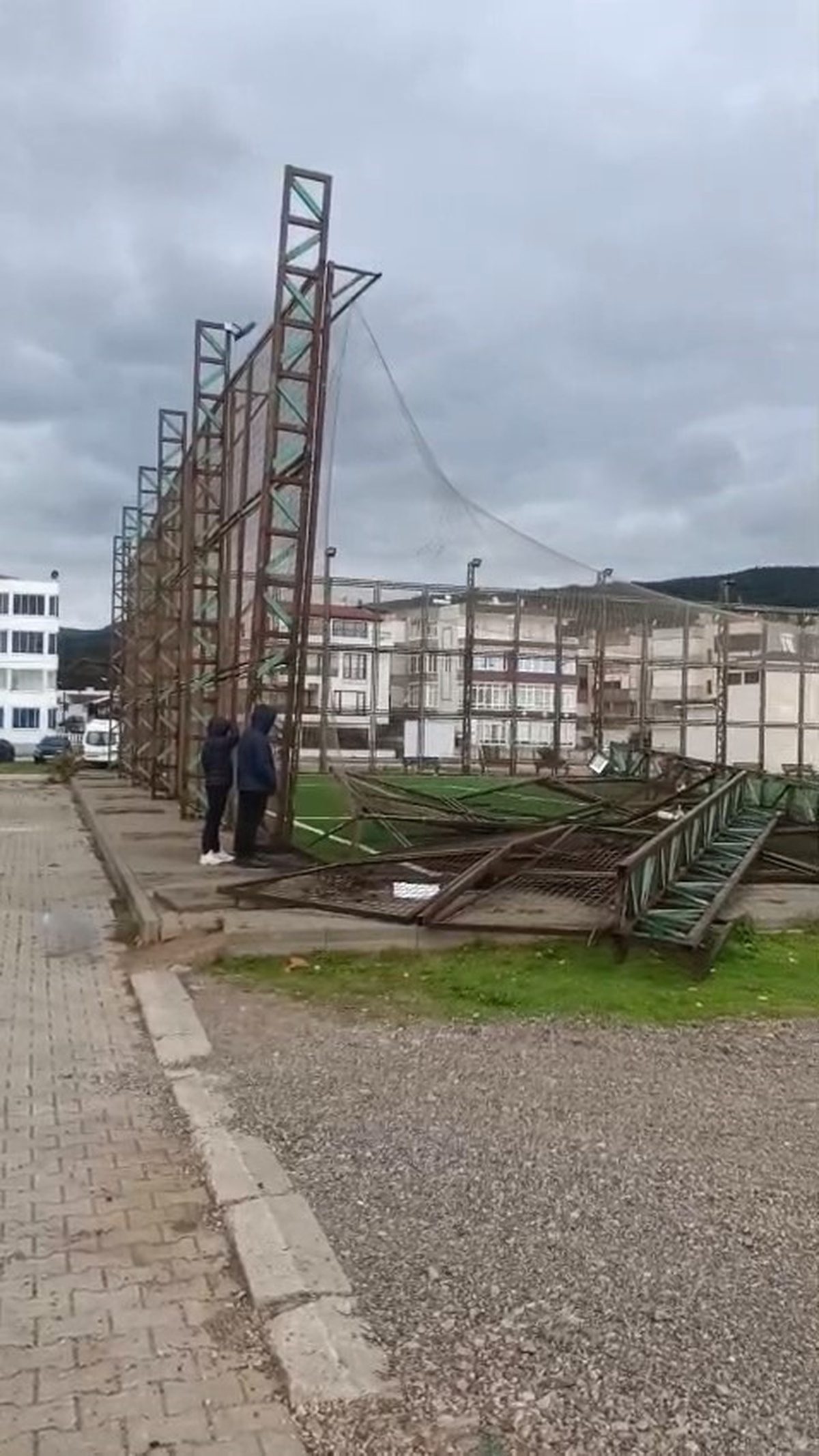 Karacabey’de Fırtına nedeniyle halı saha yıkıldı, detaylar ve gelişmeler için