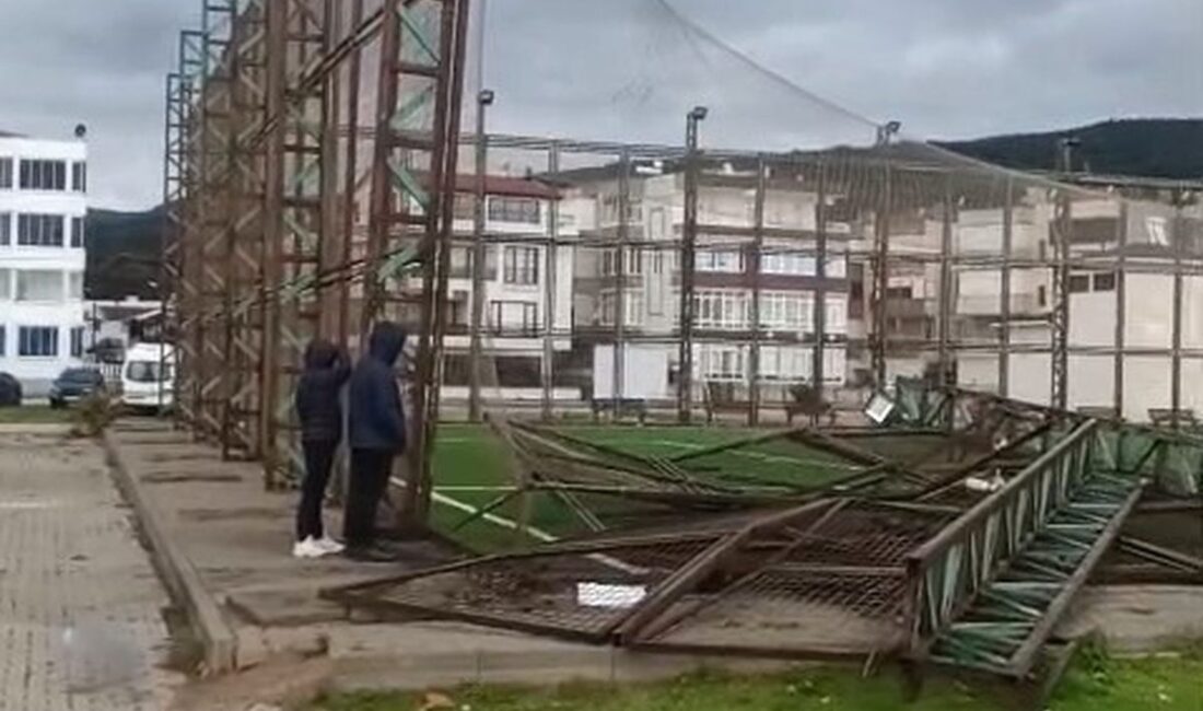 Karacabey’de Fırtına nedeniyle halı saha yıkıldı, detaylar ve gelişmeler için