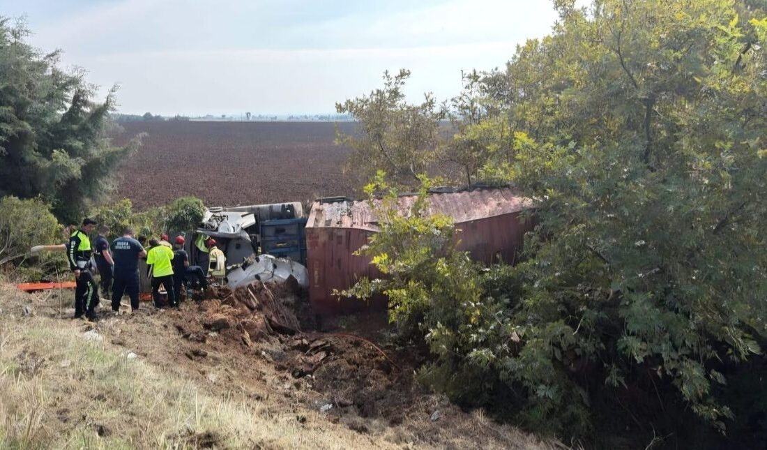 Karacabey'de meydana gelen TIR kazasında sürücü yaralandı. Olayla ilgili detaylar