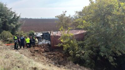 Karacabey'de meydana gelen TIR kazasında sürücü yaralandı. Olayla ilgili detaylar