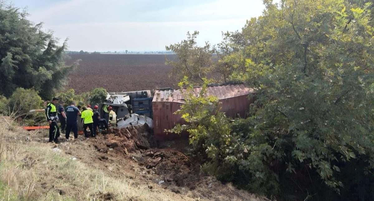 Karacabey'de meydana gelen TIR kazasında sürücü yaralandı. Olayla ilgili detaylar