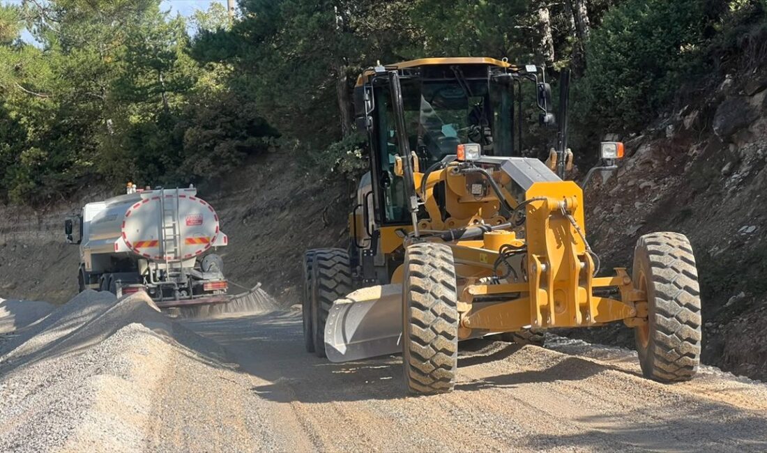 Keles’te 17 kilometrelik yol yenileniyor. Çalışmalarla ulaşım konforunun ve güvenliğinin