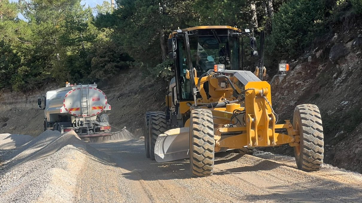 Keles’te 17 kilometrelik yol yenileniyor. Çalışmalarla ulaşım konforunun ve güvenliğinin